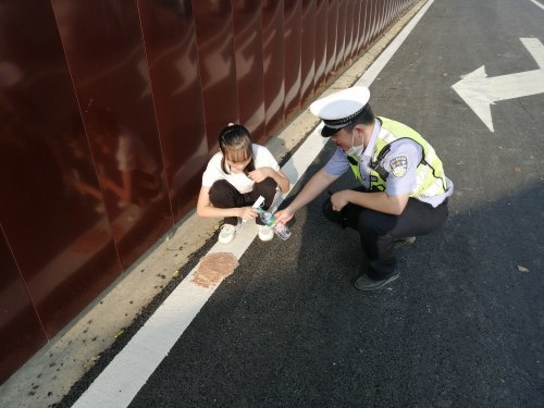 九江:游客晕车路边呕吐 民警送上"暖心"水
