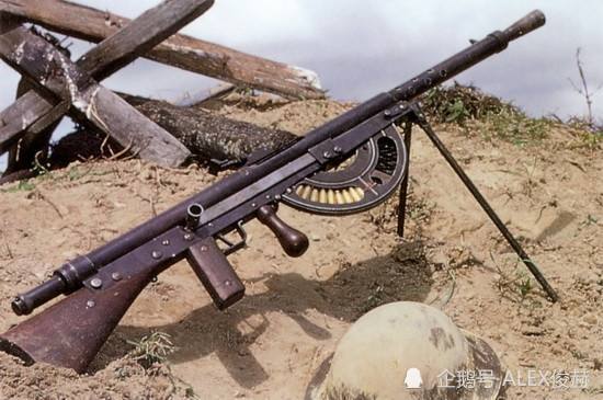 其实最早的轻机枪是1902年研发的丹麦麦德森轻机枪,空枪重9.