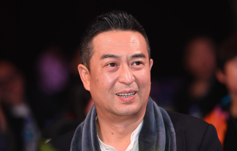 这样的脸型留什么发型都适合,但对于四五十岁的中年人来说,最适合的