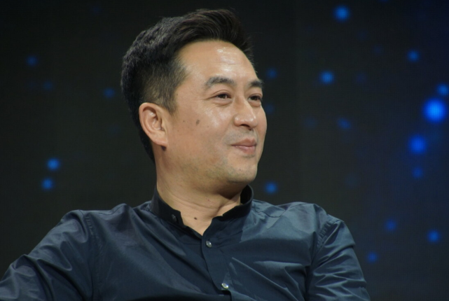 张嘉译50岁后的发型告诉我们,国字脸留小背头,显年轻