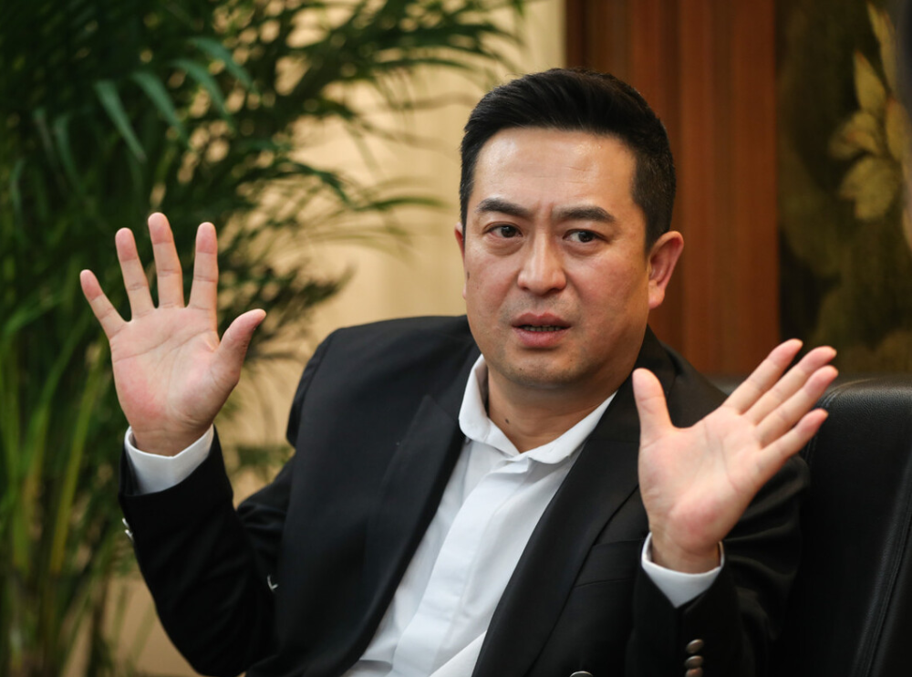 张嘉译50岁后的发型告诉我们国字脸留小背头显年轻更有男人味