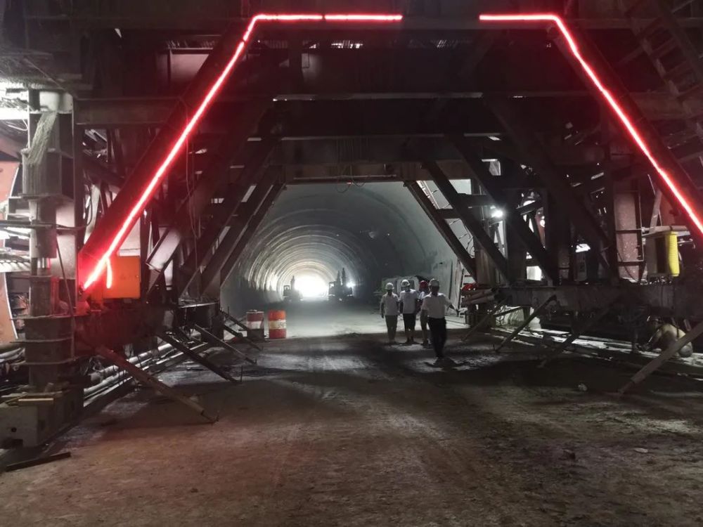 贵州思南大岩关隧道顺利贯通