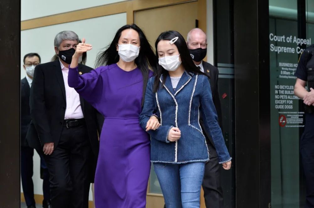 除了优雅的裙装之外,孟晚舟的衣橱里也有不少"硬货",她尤其喜爱经典款