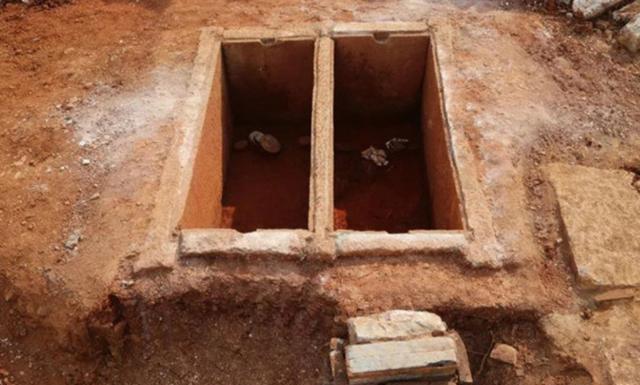 内蒙古出土罕见古墓,夫妻二人相互依偎,专家:1000年,终于找到
