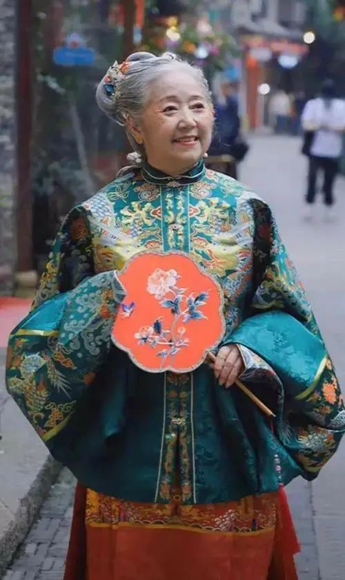 77岁的汉服奶奶火了,岁月从不败美人,原来汉服可以