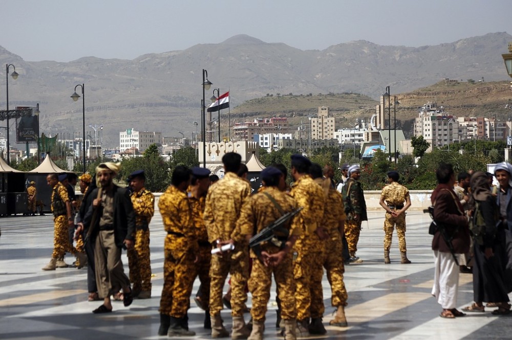 也门政府军与胡塞武装交火致82人死亡