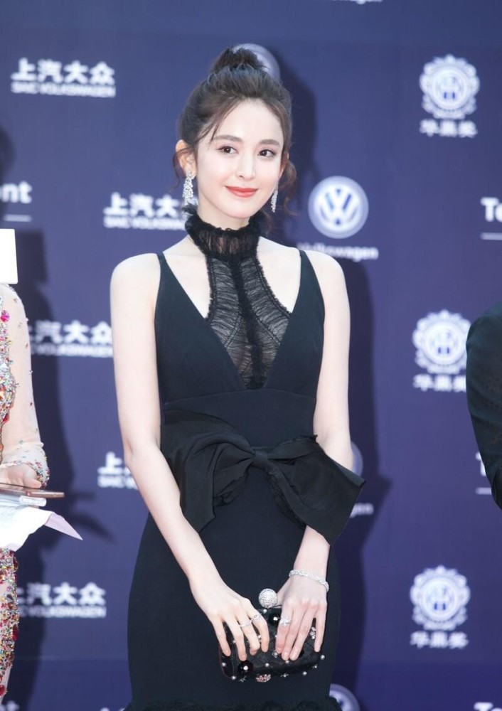 古力娜扎胖点更好看了嫌v领裙暴露特意配薄纱内搭穿出高级感