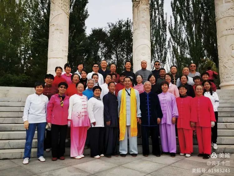 蒙老师演练杨氏太极十三刀扎西大师给蒙老师教授传统杨氏太极十三刀