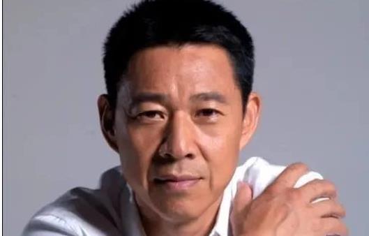 演员张丰毅再婚选择小12岁的她27年婚姻未生育今活成这样