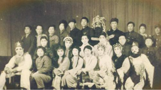国家一级演员柏青,去世时上千人自发送别,23岁孙子更是国人骄傲