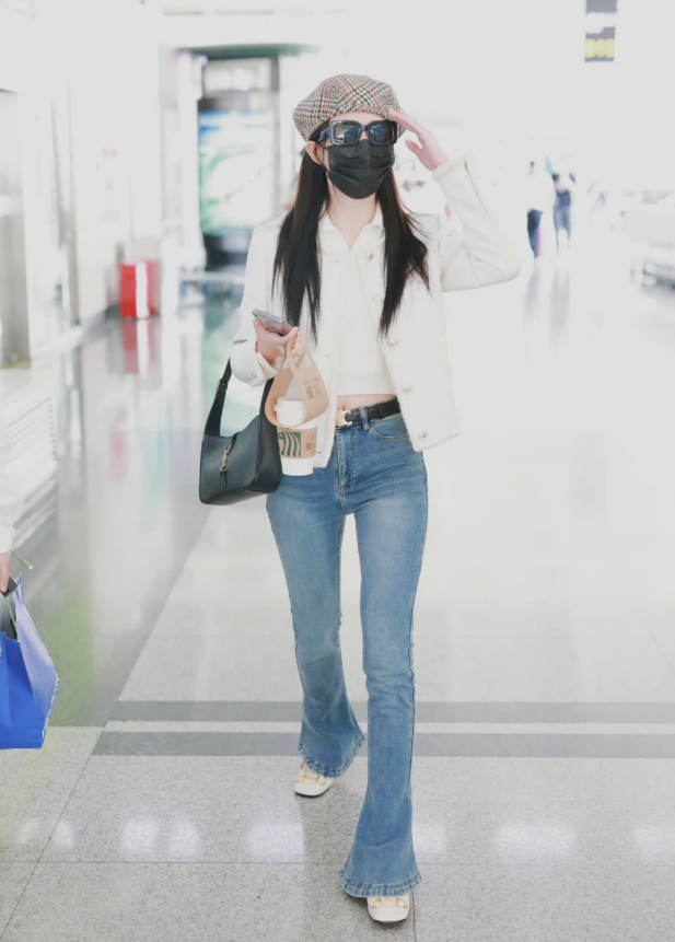 徐璐机场路透照释出修身喇叭裤展现优越腿长复古精致的时髦女孩