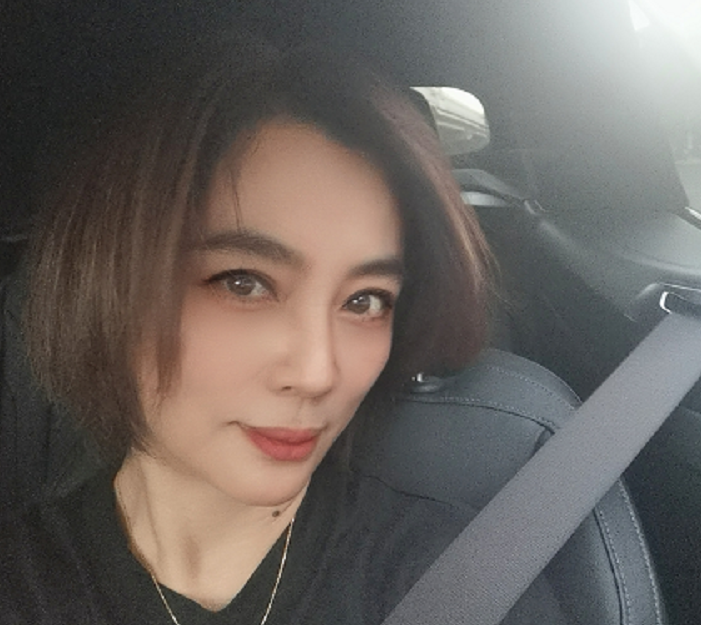 演员李玲玉在社交平台上晒出一组外出游玩的照片,她的混血儿杰西也