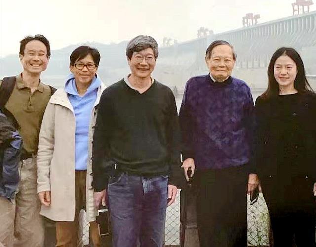 杨振宁罕晒家庭照,翁帆与仨继子合照首曝光,45岁素颜依旧最年轻