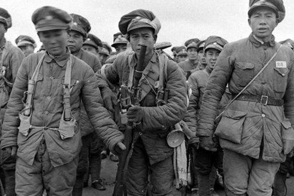 1946年解放军被国军包围,一个地主找上门来说:我能退去上万敌军