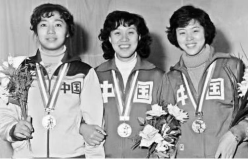 的时候依旧为排球事业挺身而出,张蓉芳和郎平一起担任中国女排主教练
