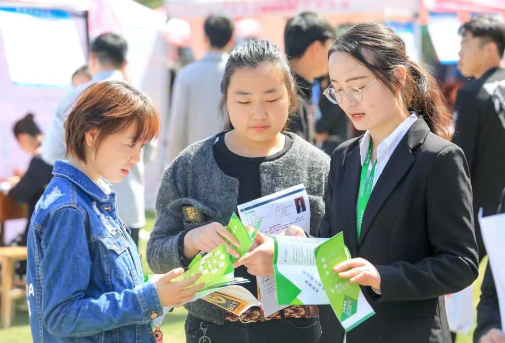 成绩优异的大学生求职遭拒绝只因来自三无家庭