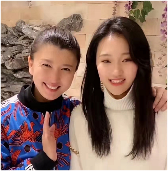 闫学晶包游艇带全家看海,儿媳戴大金镯显富贵,婆媳俩亲密像闺蜜