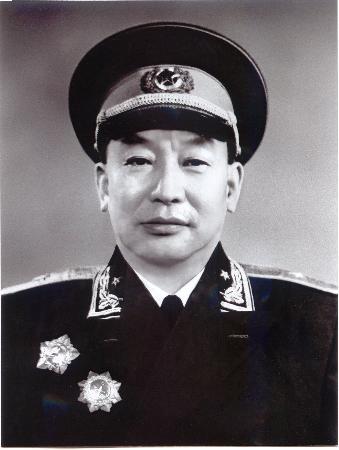 为何二野陈赓大将4兵团,麾下3军长授中将而军政委才少将军衔?