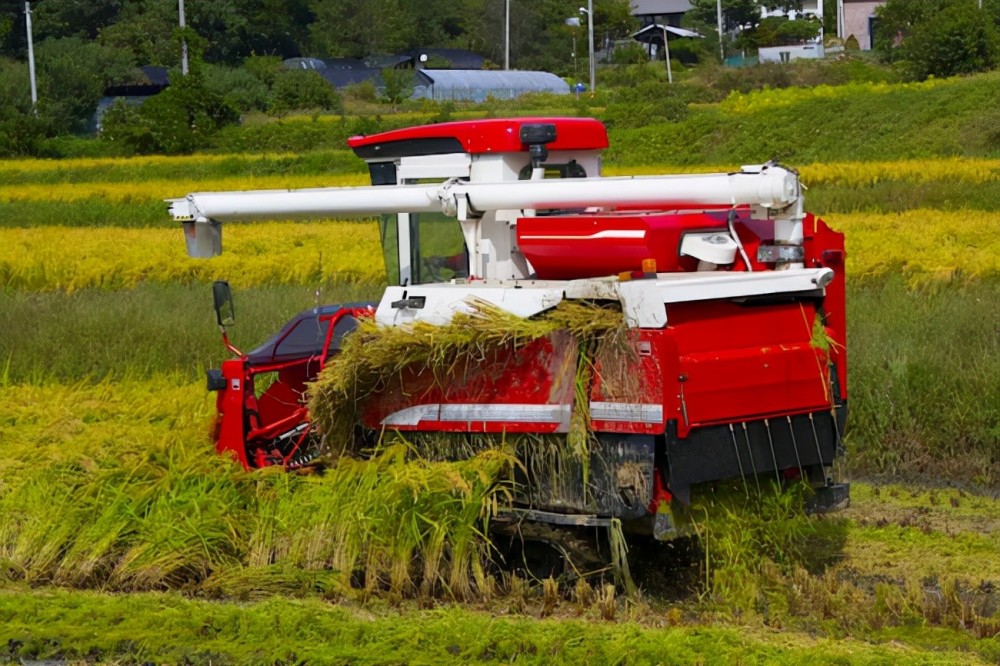 日本农业机械制造商开发一种适合日本农业的联合收割机,通过将收获的
