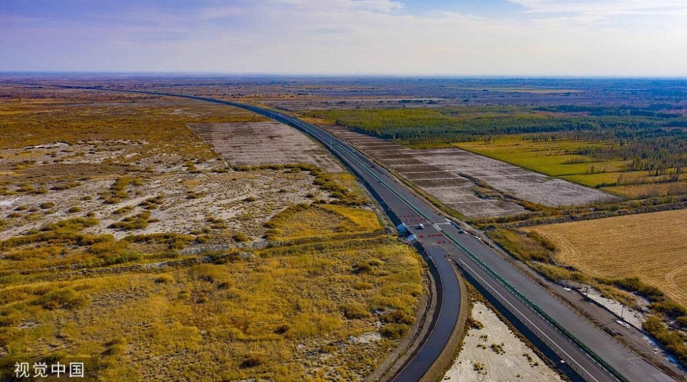 新疆博尔塔拉:精阿高速公路全线铺通 预计月底建成通车