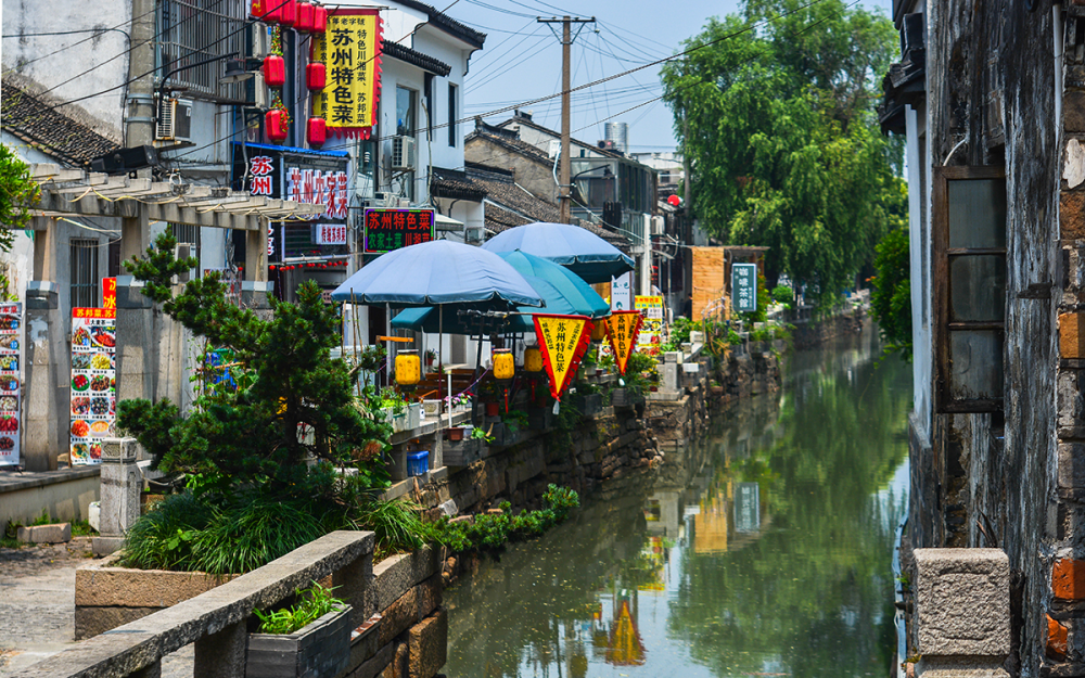 漫步苏州平江路苏州的历史老街沿河而建是古城历史的缩影