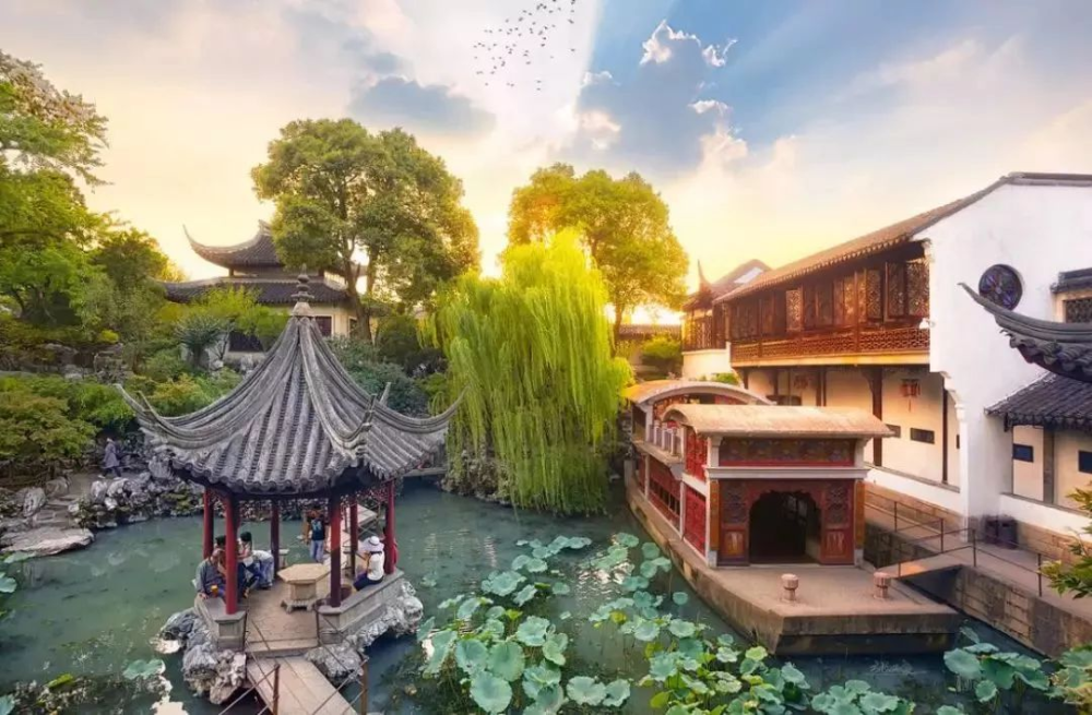漫步苏州拙政园:中国四大名园之一,园区以水为中心,是