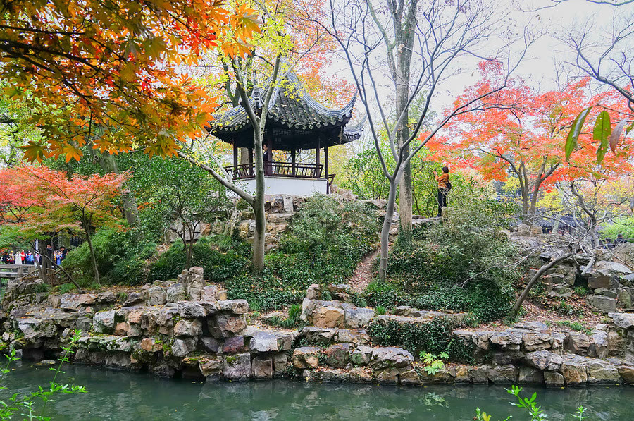 位于江苏省苏州市的拙政园,建于明正德初年,是苏州最有名的园林之一.