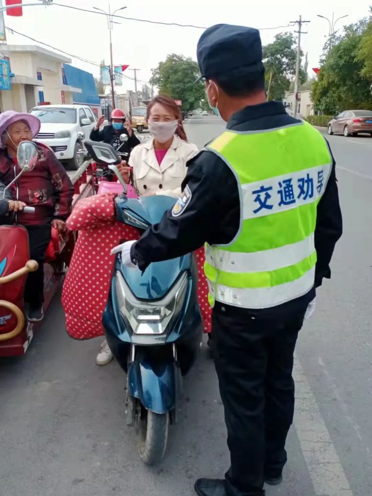 节日我在岗小小交通劝导员扛起乡村大安全