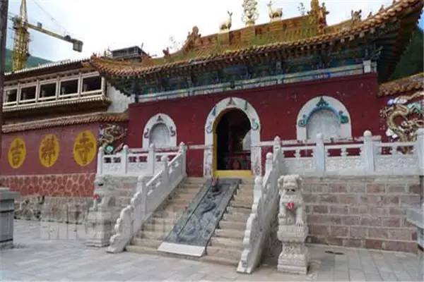 五台山发现之旅 <wbr>| <wbr>走进吉祥寺 <wbr>礼拜灯笼文殊