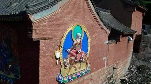 五台山发现之旅 <wbr>| <wbr>走进吉祥寺 <wbr>礼拜灯笼文殊