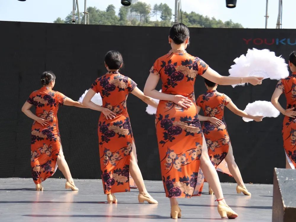 国庆第六天,体育旅游欢乐季亲子徒步,旗袍秀广场舞比赛精彩上演