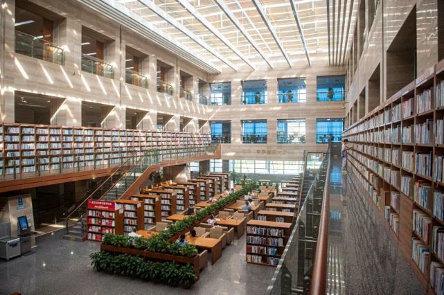 宽敞明亮的广西桂林图书馆是市民看书的好去处.