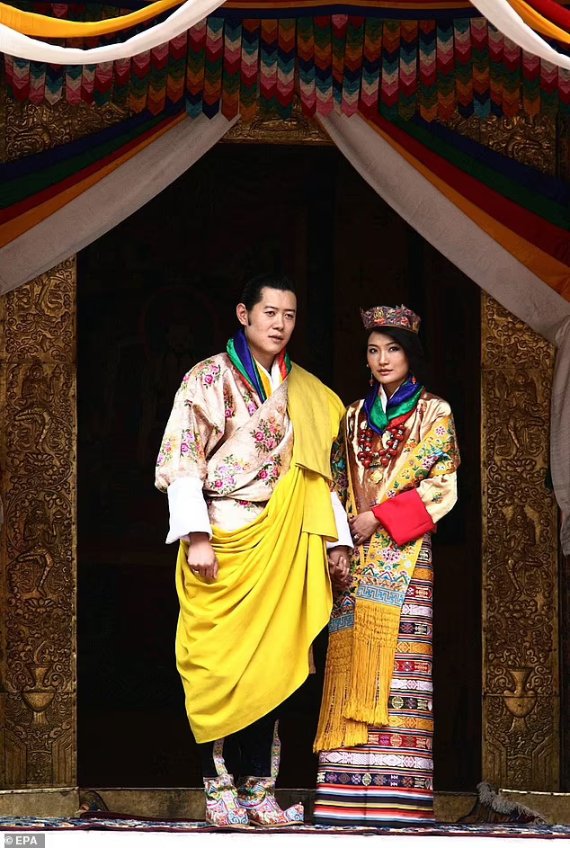 不丹国王和王后发布"全家福"合照秀恩爱,纪念结婚10周年