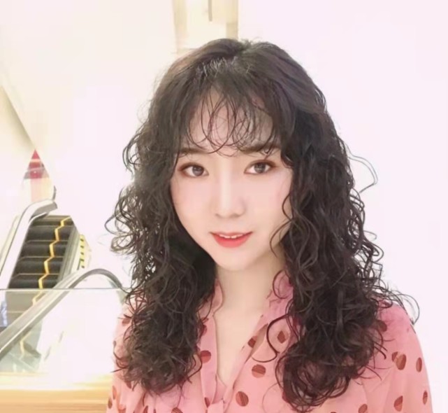 发量偏少,又希望发根烫蓬松的妹子,最好选择冷烫的方法,就能够最大化