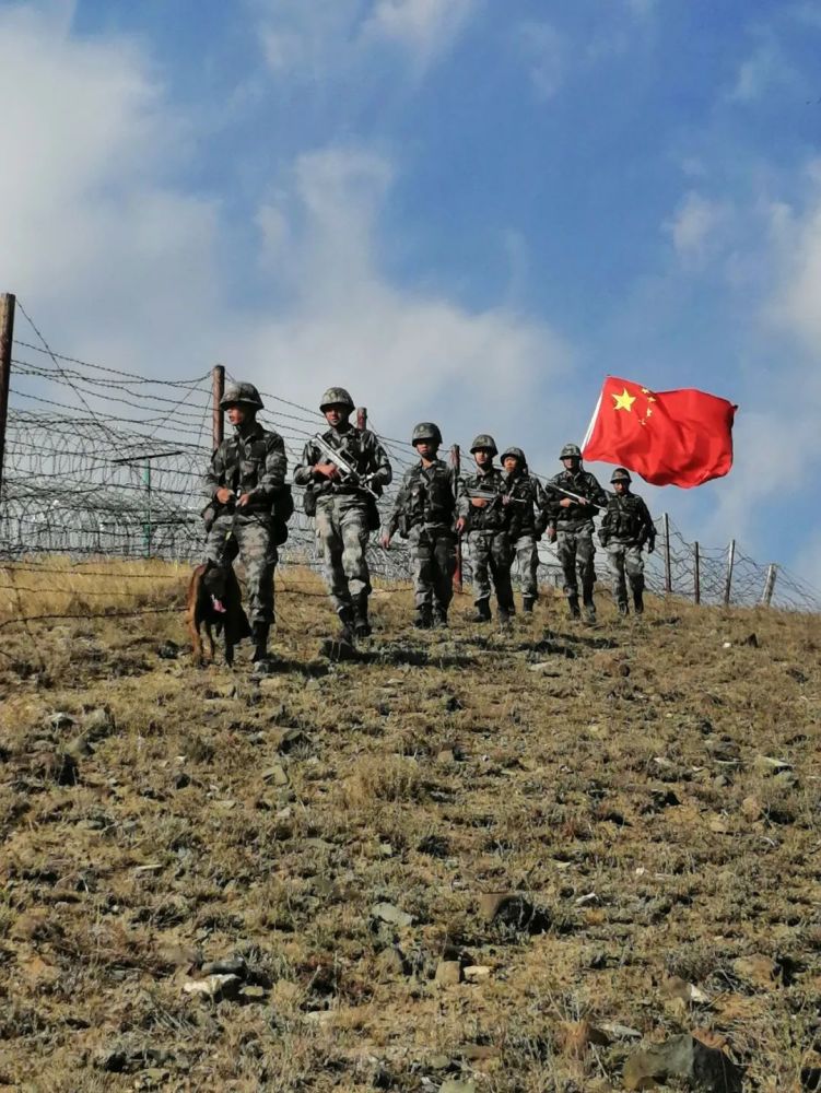 军人与国旗的最美合影,哪一组图美到了你?
