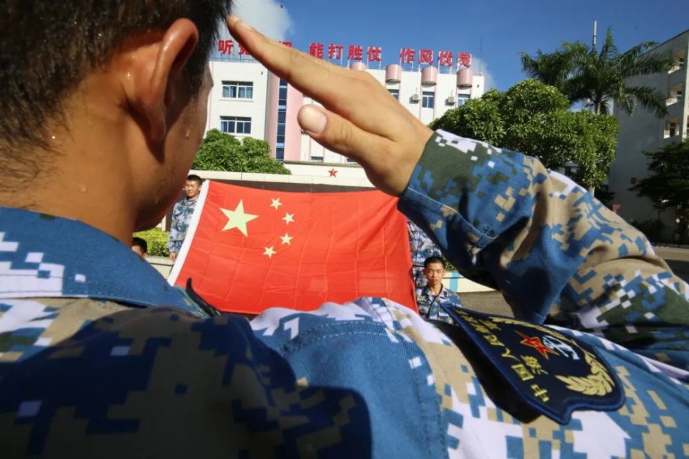 军人与国旗的最美合影哪一组图美到了你