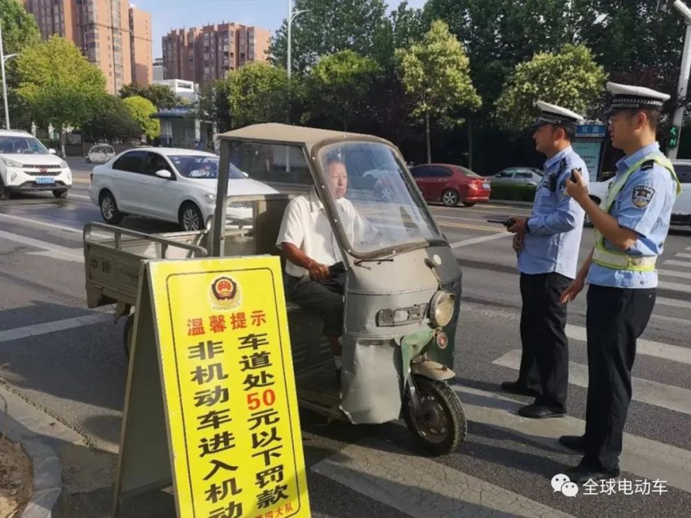 电动车这10种行为将会严查,违者将被扣车罚款,骑车人早知道