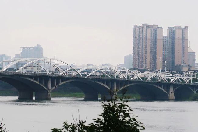 修建以来,就承担着乐山的交通的重担岷江大桥连接着主城区与岷江东岸