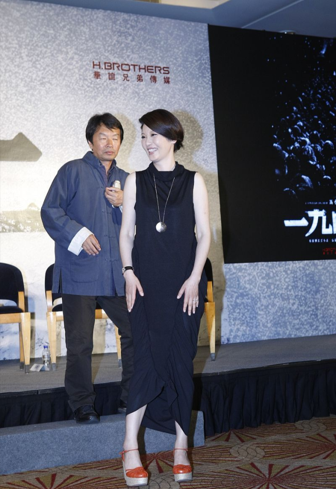 徐帆身材真没咋变黑色连身装利落有型肩臂裸露也看着也不壮