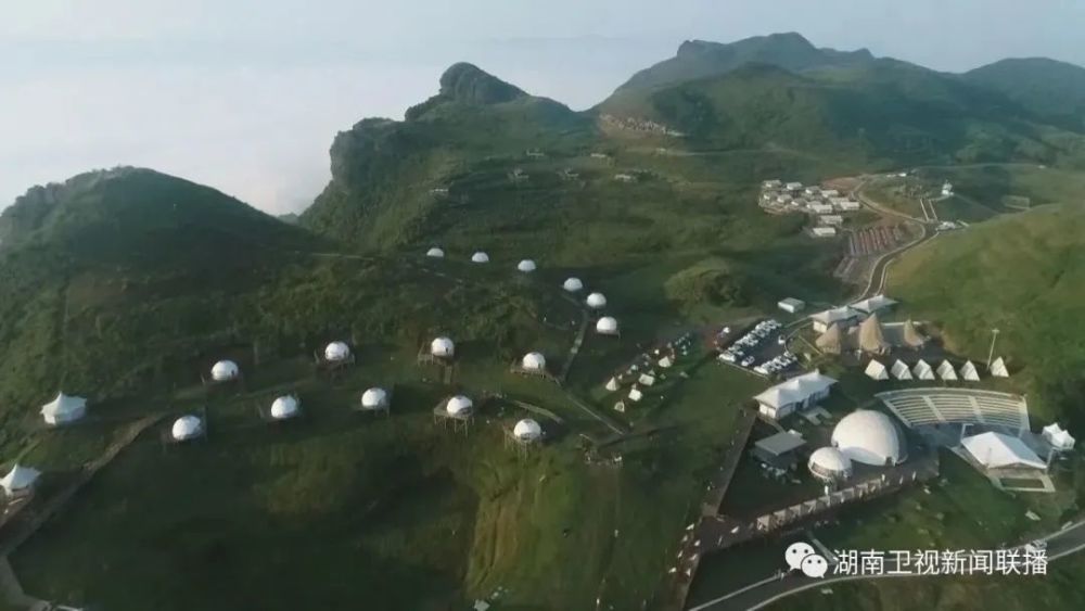 在海拔1400多米的八面山景区,来自全国的游客在这里骑马,搭帐篷,登