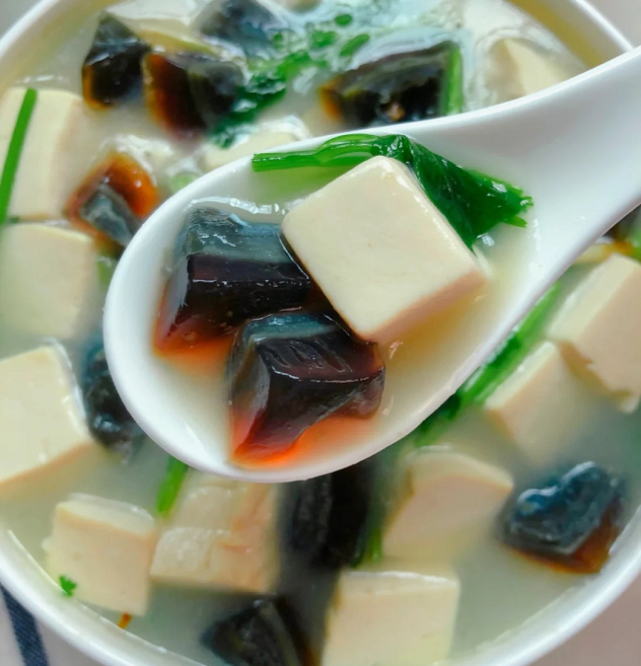 你们有没有学会这款香菜皮蛋豆腐汤的做法?(所有图片来自网络)
