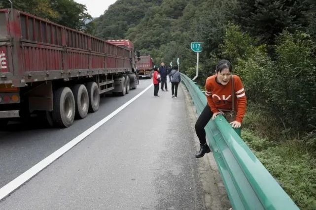 编纂:吕小酉一个非常矜持的女性,冲进了男厕所高速堵车时,尿急的女性