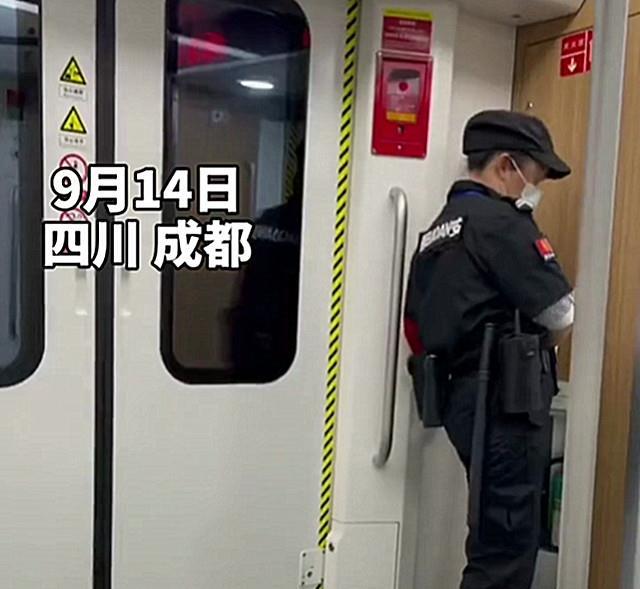 成都女子地铁上伸腿霸座,保安视而不见,乘客偷拍遭"死亡凝视"