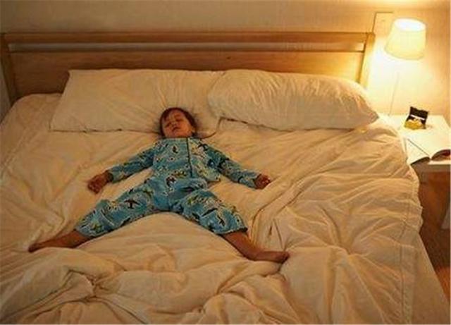 蜷缩成一团如果孩子习惯性蜷缩着身子睡,那么父母们就要多留心了.