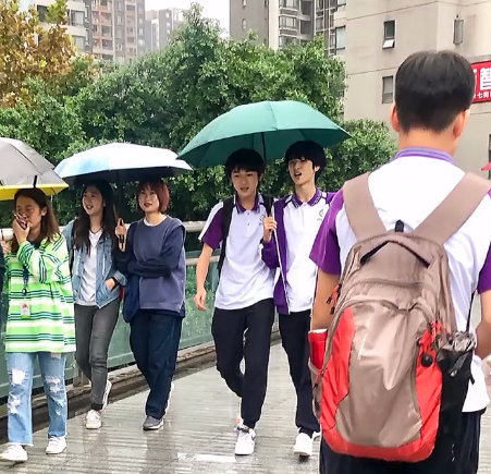 下雨一起撑伞回宿舍|宋亚轩|严浩翔|校服|刘耀文|巴蜀