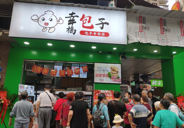 猪肉5块钱,包子店老板说不赚钱,肉包子反而越来越贵,咋回事?