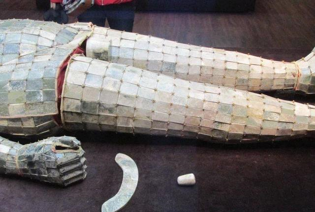为什么古代盗墓贼遇到金缕玉衣只抽金丝不拿玉衣?