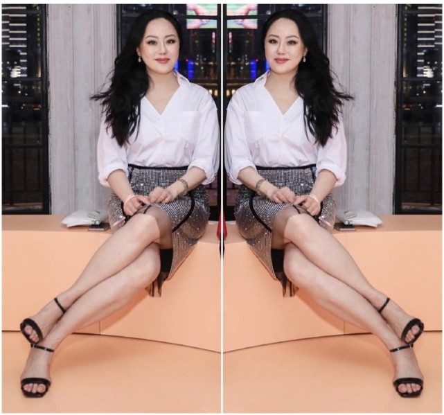 58岁章小蕙才是真时髦精白衬衫看似简单但她搭配长裙真挺高级