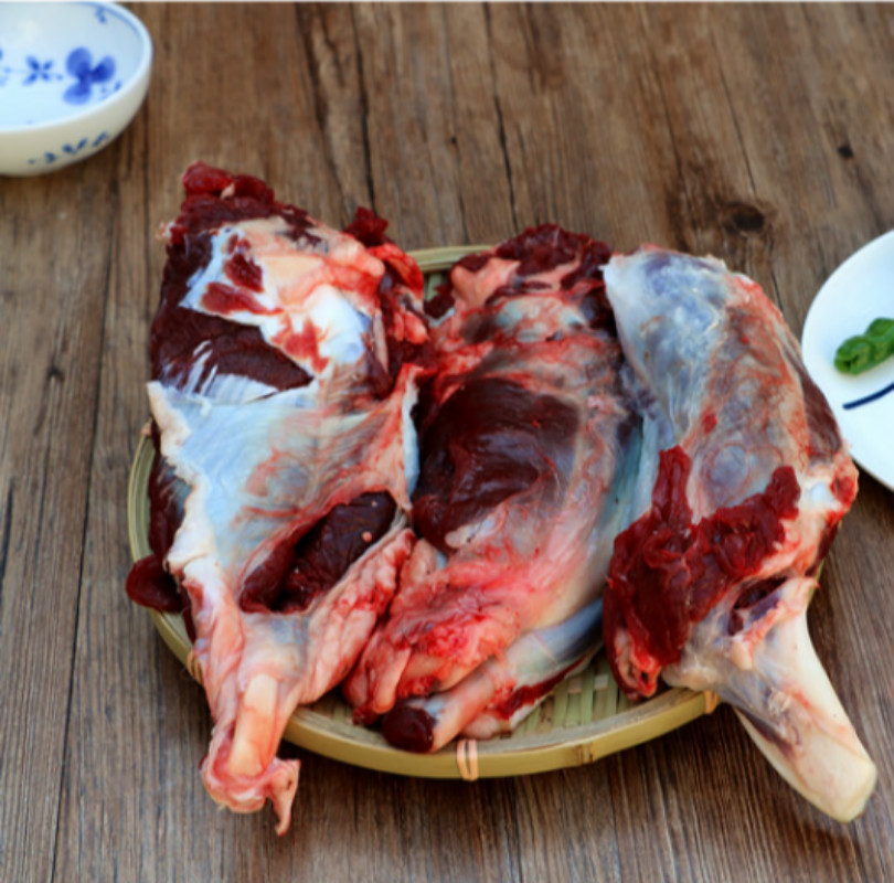 牛腱子指的是牛大腿上的肉,是从牛的前后腿部膝关节往上,牛臀以下的