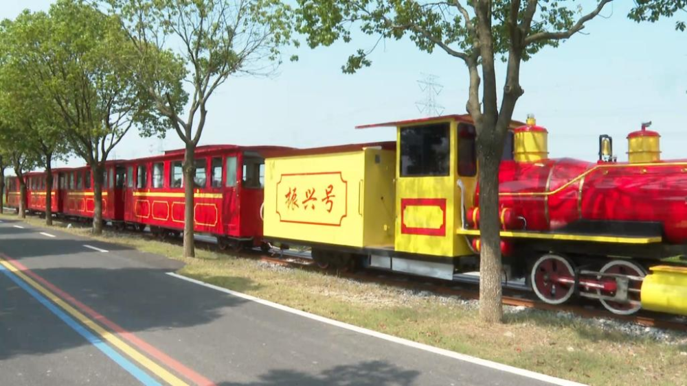小火车,分别是以红色为主色调的"振兴号"和以绿色为主色调的"东林号"